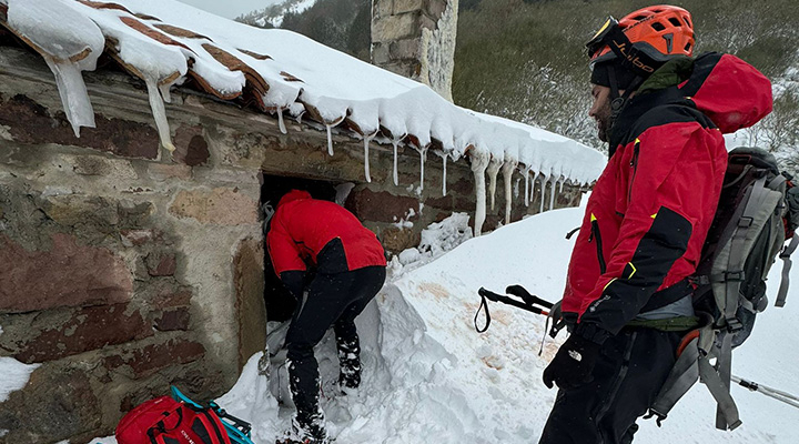 Rescatadas dos mujeres aisladas por la nieve en el refugio de Cirezos