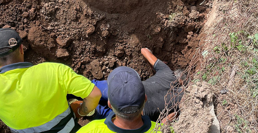 Rescatado un cachorro de perro que se haba atascado en una tubera en La Quintana