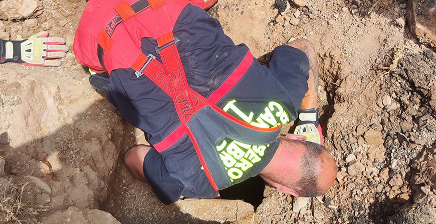 Rescatado un cachorro de perro que se haba atascado en una tubera en La Quintana