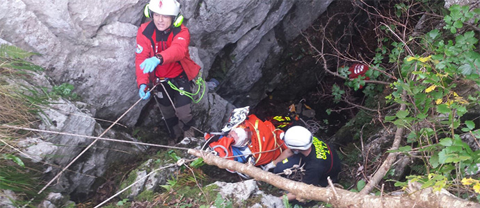 Rescatado tras caer a una sima de 10 metros en Arredondo