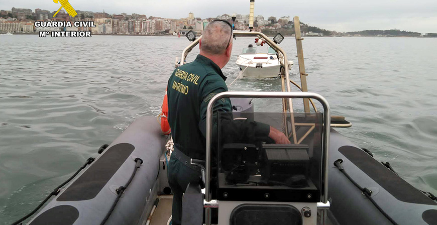 Rescatado un hombre de 74 aos que haba perdido el control de la embarcacin y golpeaba contra las rocas 