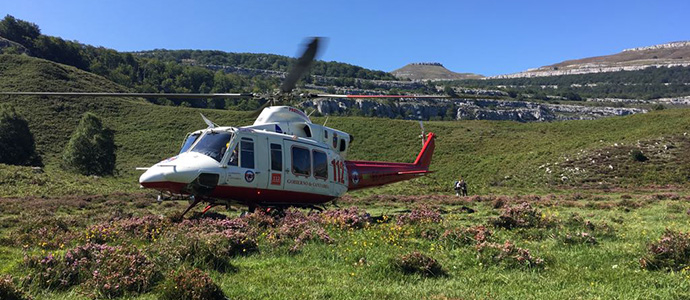 Rescatado un senderista con lesin de rodilla en Los Collados del Asn