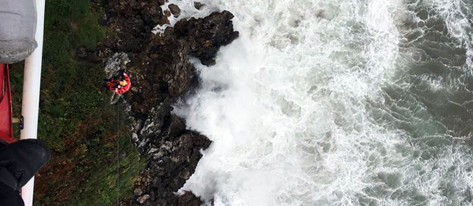 Rescatado un surfista aislado en un acantilado de Castro Urdiales