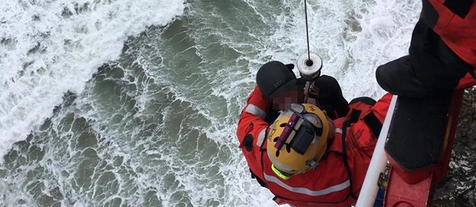 Rescatado un surfista aislado en un acantilado de Castro Urdiales