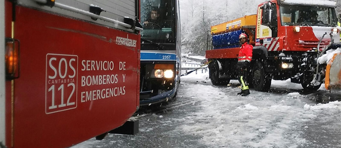 Rescatados una decena de pasajeros de un autobs con peligro de cada al Besaya en Brcena de Pie de Concha