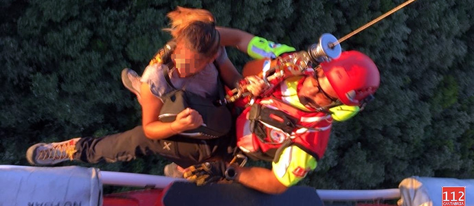 Rescatados en helicptero dos senderistas en el monte Buciero