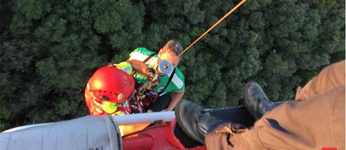 Rescatados en helicptero dos senderistas en el monte Buciero