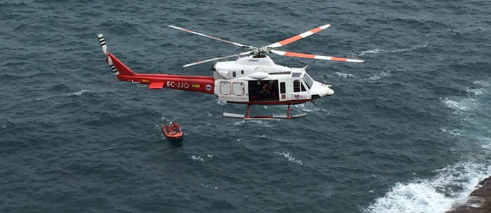 Rescatan a dos personas en los acantilados del faro de Cabo Mayor
