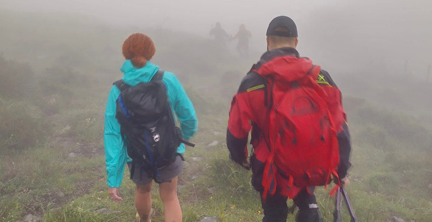 Rescatan a dos senderistas desorientados por la niebla en el Parque Natural de los Collados del Asn