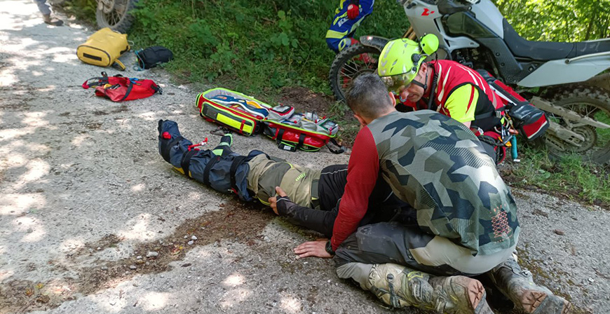 Rescatan y evacuan a un motorista herido en una zona boscosa de San Miguel de Aguayo