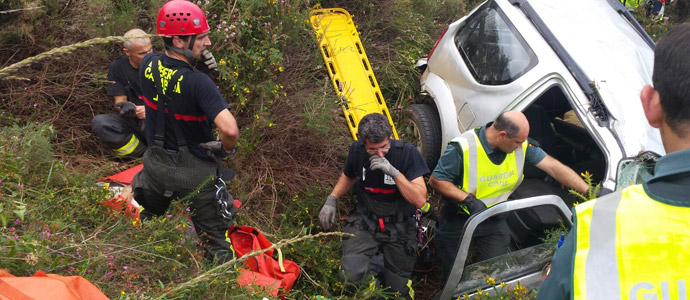 Rescatan a un hombre herido tras caer 60 metros con su vehculo por un terrapln 