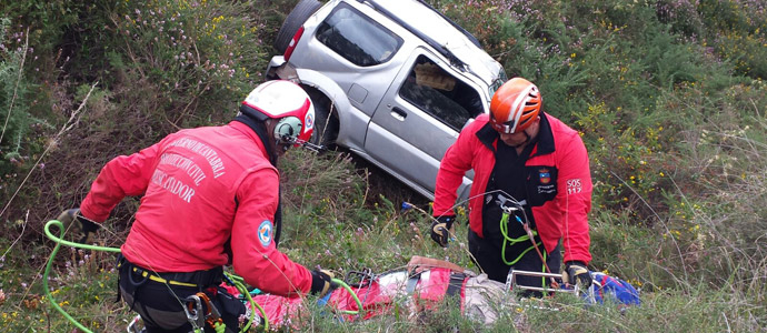 Rescatan a un hombre herido tras caer 60 metros con su vehculo por un terrapln 