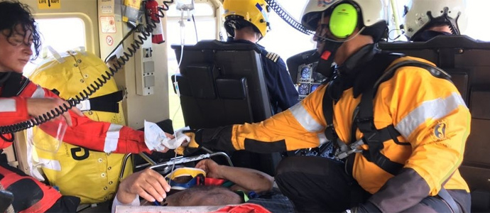 Rescatan a un hombre tras caer ocho metros por un acantilado de Ajo