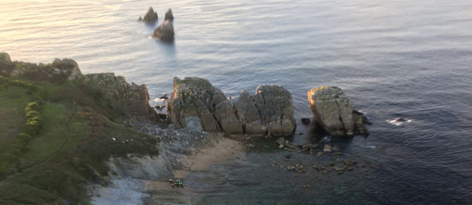 Rescatan a un hombre cado por los acantilados de la playa de Cerrias
