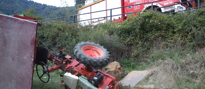 Rescatan a un hombre herido grave tras volcar su tractor en Pesaguero