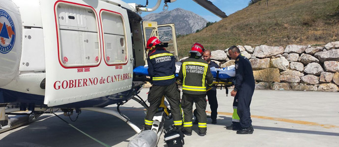 Rescatan a un hombre herido grave tras volcar su tractor en Pesaguero
