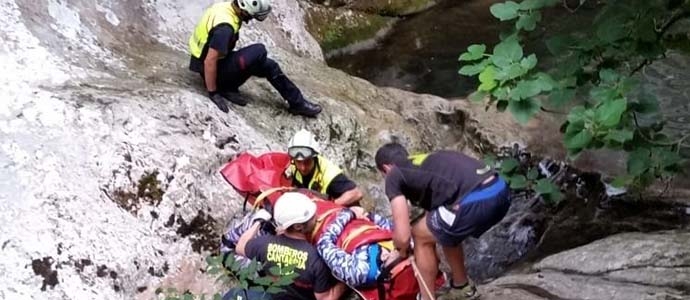 Rescatan a un hombre mientras realizaba barranquismo en Pearrubia