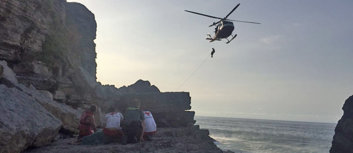 Rescatan a un hombre en la playa de Arenilla