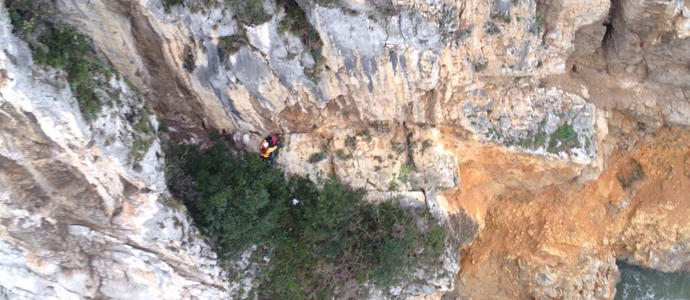 Rescatan a un joven que se precipit 30 metros por un acantilado del Fuerte San Carlos
