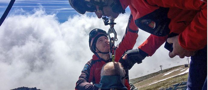 Rescatan a un montaero herido en la cresta que une el Tres Mares y Pea Labra