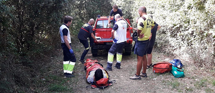 Rescatan a una mujer con esguince de tobillo en el acceso a la playa de Sonabia