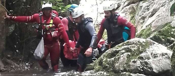 Rescatan a una mujer herida mientras realizaba barranquismo en Pearrubia 