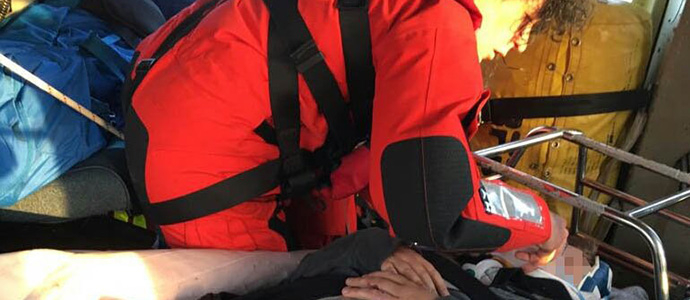 Rescatan a un nio que se haba cado en una zona acantilada de la playa de Ris