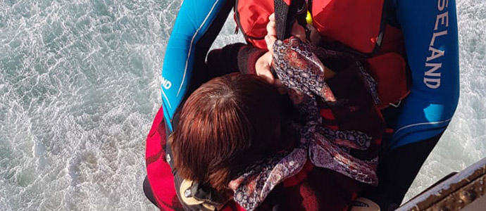 Rescatan a una pareja extranjera aislada sobre una roca en la playa de Cuberris