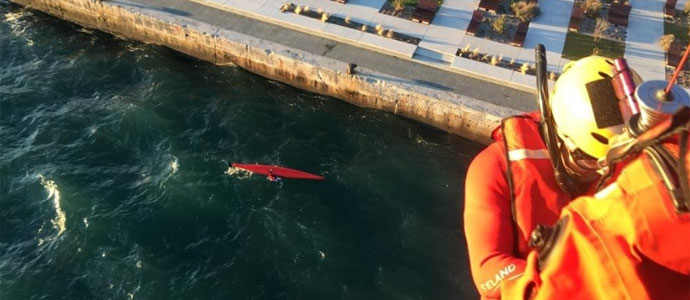 Rescatan a un piragista que haba volcado en la baha de Santander