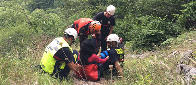 Rescatan a una senderista accidentada en La Hermida