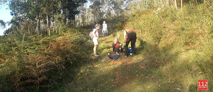 Rescatan a una senderista con fractura de tibia y peron en Pea Cabarga