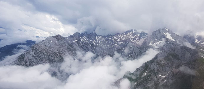Rescatan a un senderista con lesin de rodilla en Picos de Europa