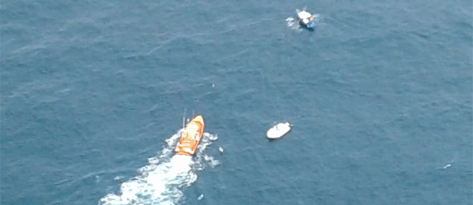Rescatan a los tres tripulantes de una embarcacin a la deriva en San Vicente de la Barquera