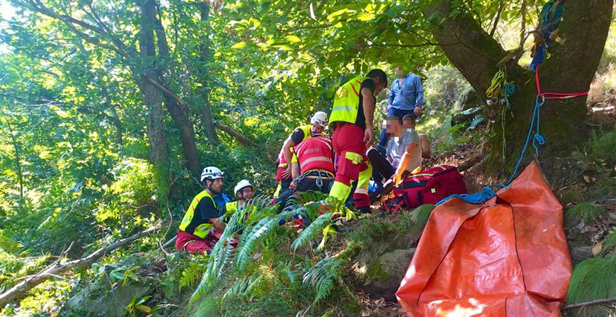Rescatan a un vecino de Los Corrales accidentado tras caerle encima un tronco
