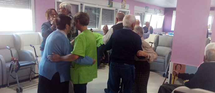 Los residentes del Centro Santa Eulalia disfrutaron de la msica y el baile