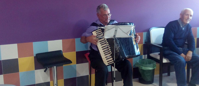 Los residentes del Centro Santa Eulalia disfrutaron de la msica y el baile