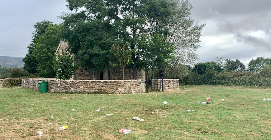 Los restos del botelln tien la campa de Santa Ana 