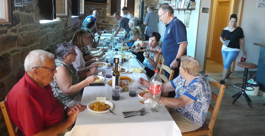 Reunin de vecinos y amigos en Navamuel
