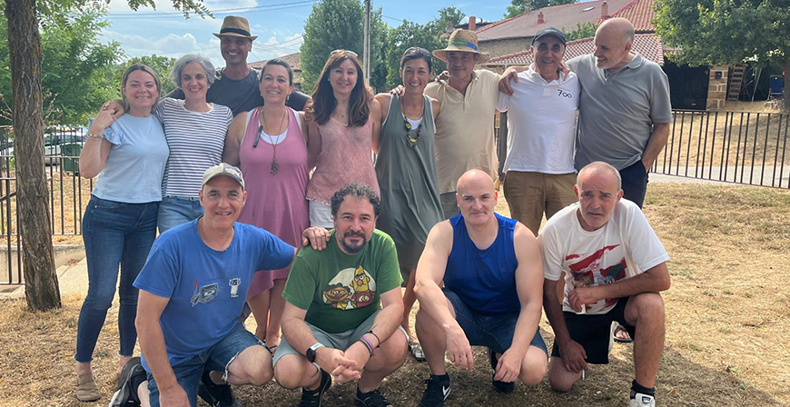 Reunin de vecinos y amigos en Navamuel
