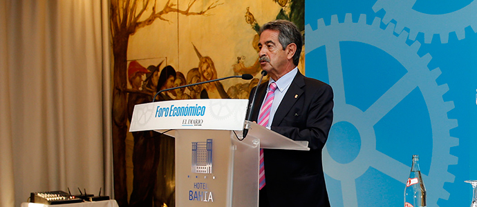 Revilla anuncia que hay cuatro empresas interesadas en instalarse en Cantabria