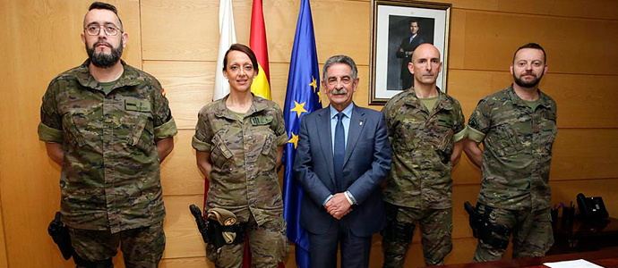 Revilla apoya a un grupo de militares cntabros en su Camino Lebaniego solidario con la Asociacin Sonrisas