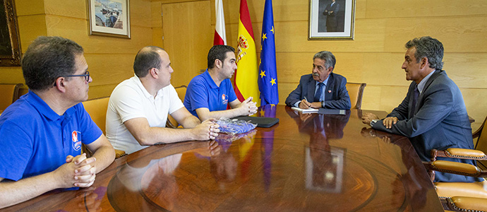 Revilla confirma a los taxistas que el Gobierno de Cantabria regular la actividad de los VTC