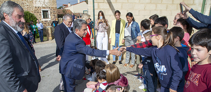 Revilla defiende la escuela rural y la profesin docente en la apertura oficial del curso escolar en Valderredible