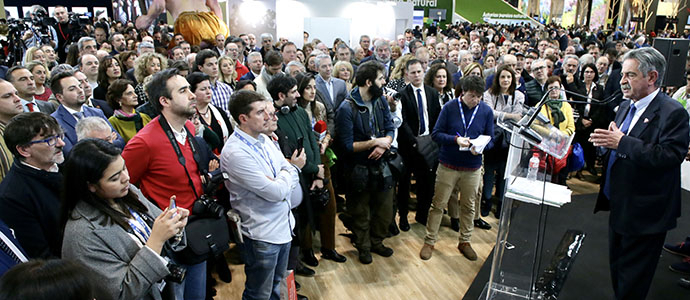 Revilla dibuja en Fitur una Cantabria 