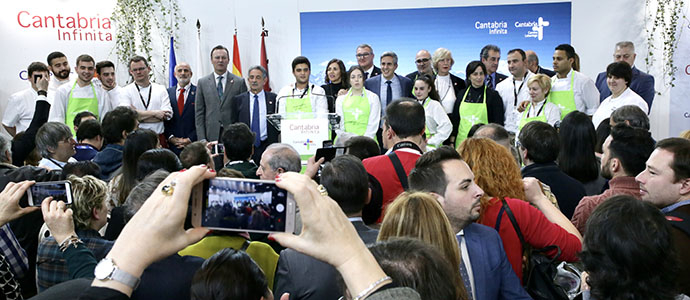 Revilla dibuja en Fitur una Cantabria 
