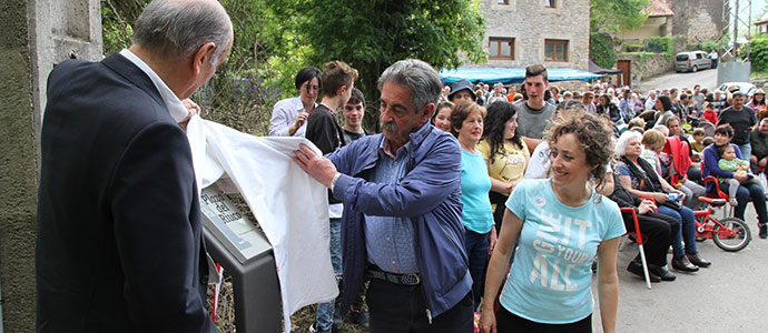 Revilla inaugura la Plaza del Riuco de Santa Cruz de Igua