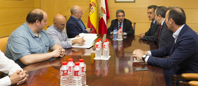 Revilla plantear a Sidenor las inquietudes de los trabajadores de Reinosa