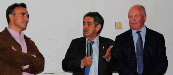Revilla presenta en Reinosa 'La jungla de los listos'