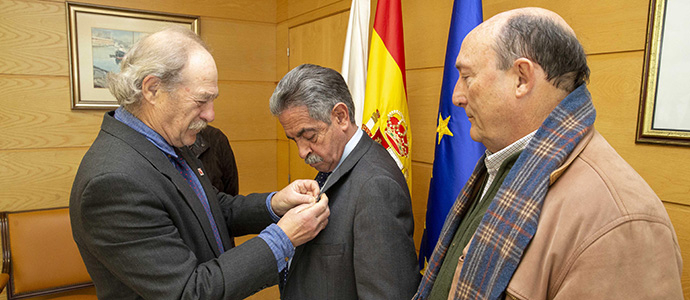 Revilla recibe la insignia y el acta de ingreso en la Sociedad Cntabra de Escritores 