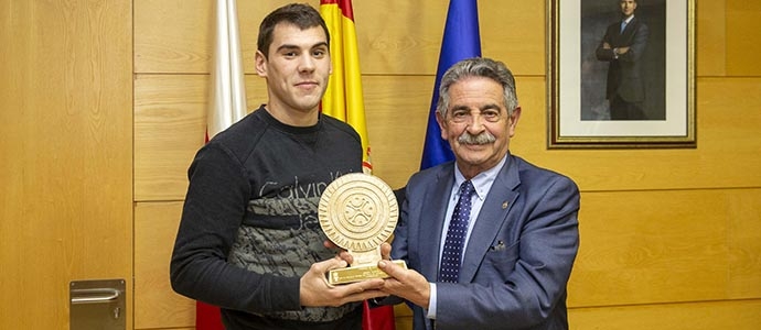 Revilla reitera a Sergio Garca 'El Nio' su admiracin y el orgullo que ha hecho sentir a los cntabros 